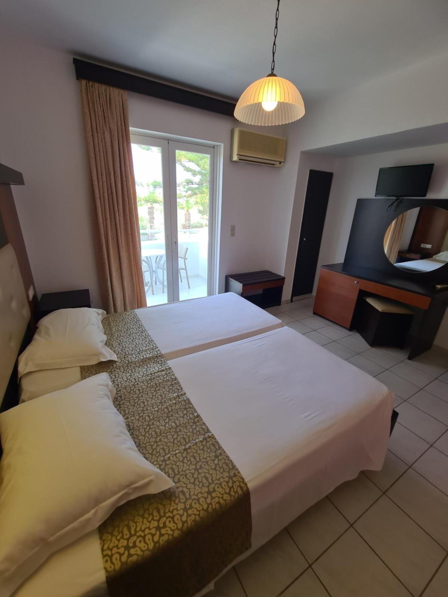 Corali Hotel Тігакі Екстер'єр фото