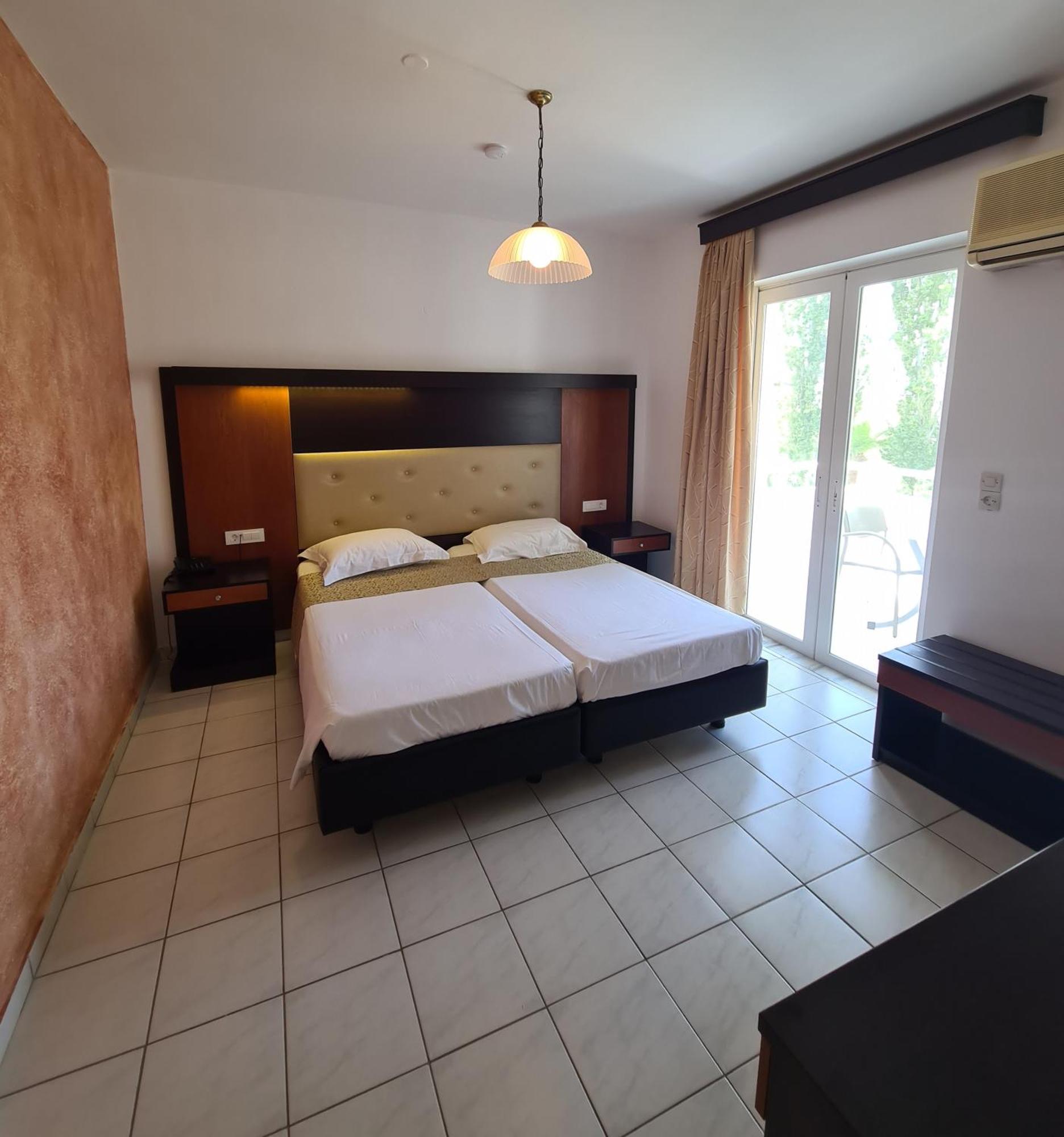 Corali Hotel Тігакі Екстер'єр фото